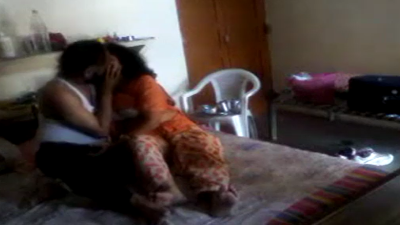 Old aunty mulai pisainthu kiss seiyum pakathu